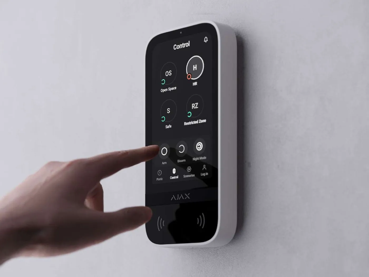 Πληκτρολόγιο αφής Ajax KeyPad TouchScreen Jeweller σε τοίχο, με χειρισμό από την οθόνη