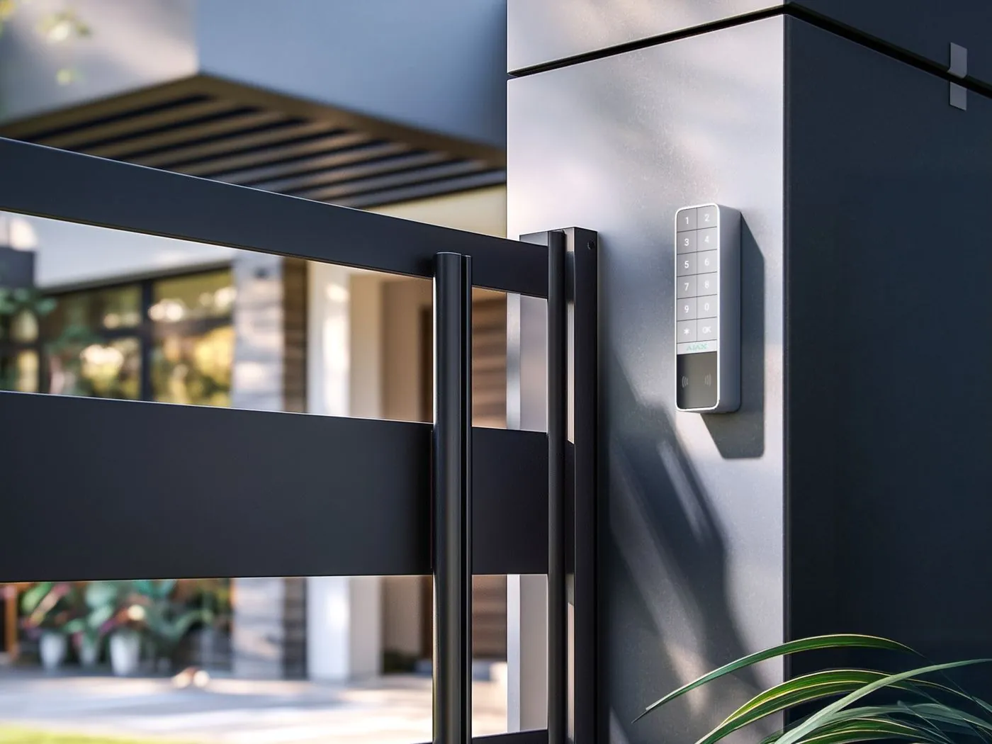 Πληκτρολόγιο Ajax KeyPad Outdoor Jeweller στην είσοδο κατοικίας