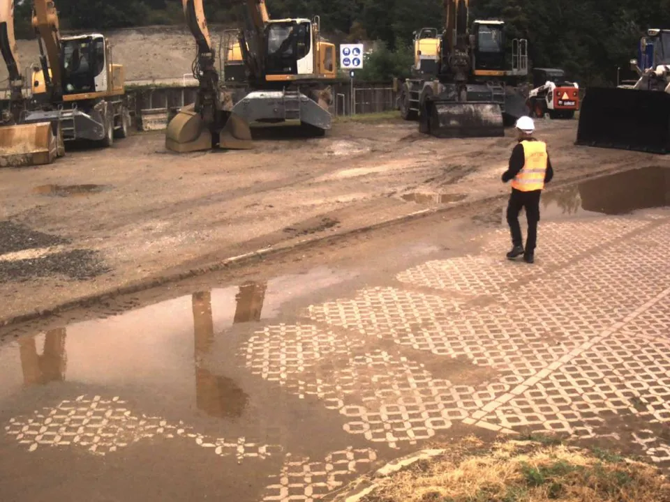 Εικόνα συναγερμού ημέρας από εργοτάξιο με μηχανήματα και εργαζόμενο