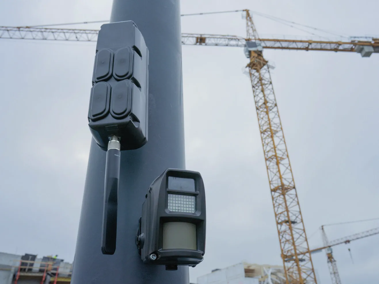 Ανιχνευτής και μονάδα Bridge 4G της Reconeyez σε ιστό εργοταξίου